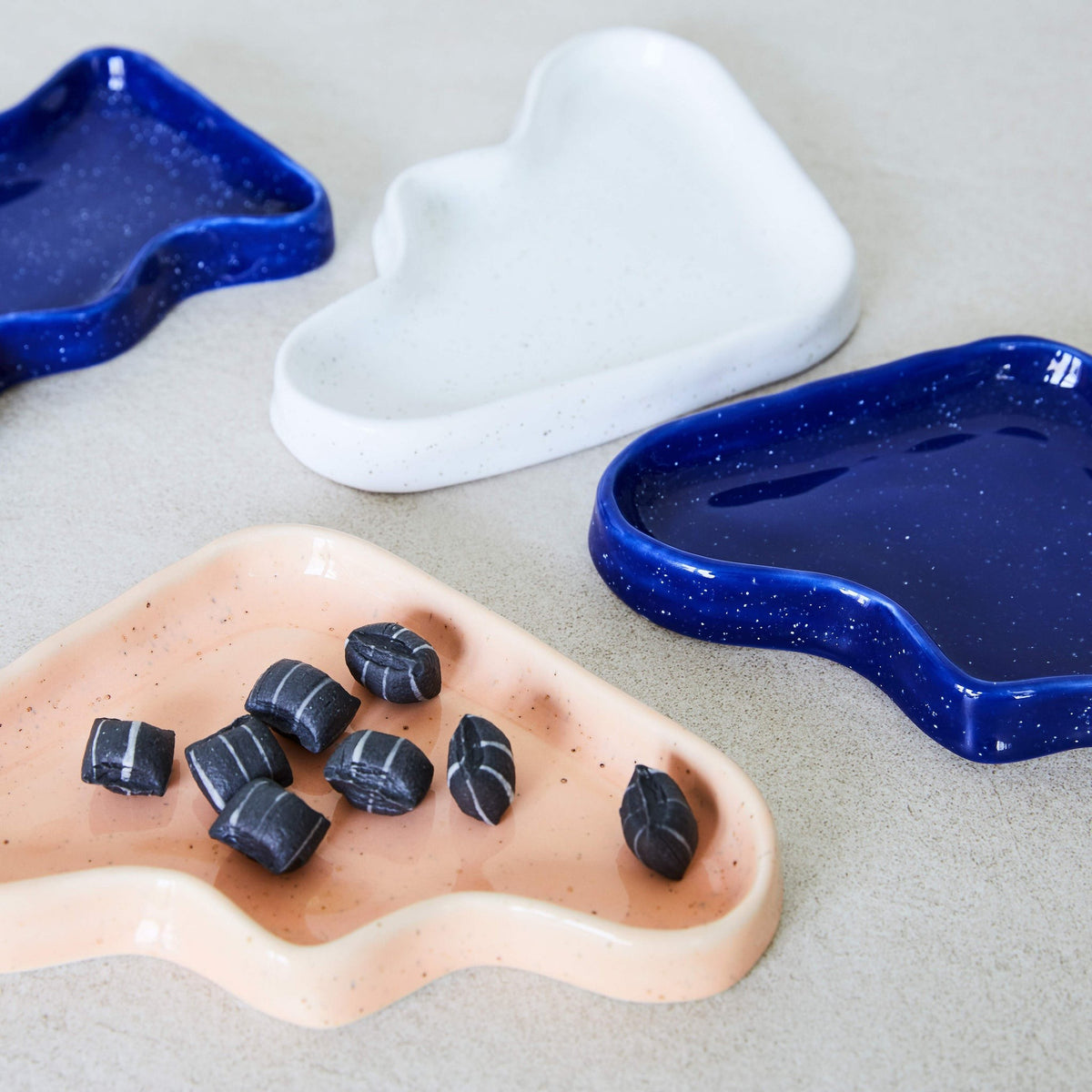 Svuotatasche in ceramica Onda triangolare – foto 2